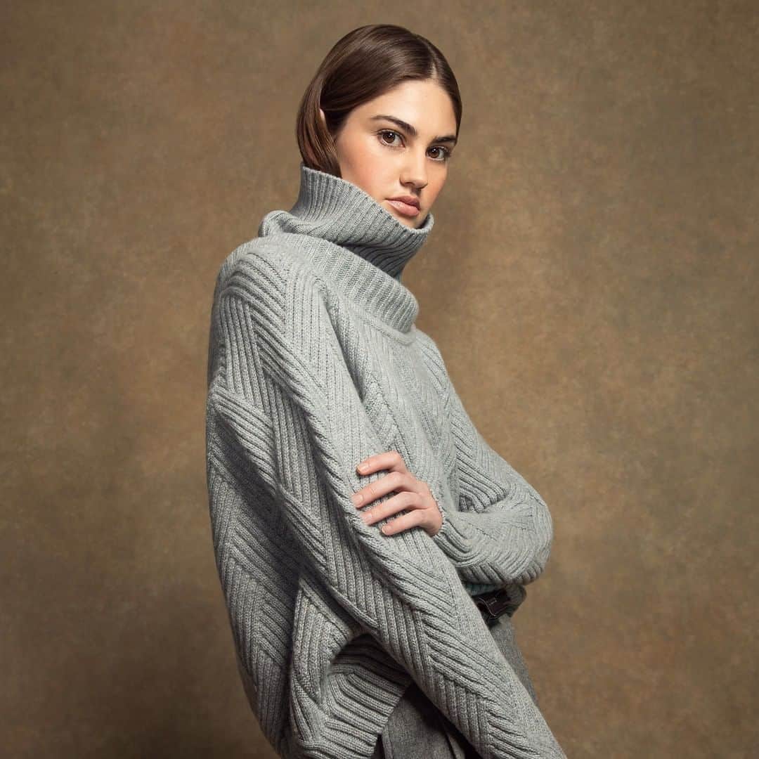 Johnstonsさんのインスタグラム写真 - (JohnstonsInstagram)「Your work-from-home wardrobe is just as worthy of a statement piece as your going out capsule. Add a dressy edge to your loungewear look with our distinctive geometric cashmere jumper or our head-turning luxe fair isle cardigan. Finish your look with our cashmere fingerless gloves for luxurious winter warmth, even if you don’t plan on leaving the house. . . . . #johnstonsofelgin #johnstons #wfh #wfhstyle #homestyle #luxurylounge #luxuryloungewear #slowluxury #cashmere #cashmereloungewear #cashmerelounge」2月9日 2時31分 - johnstonsofelgin