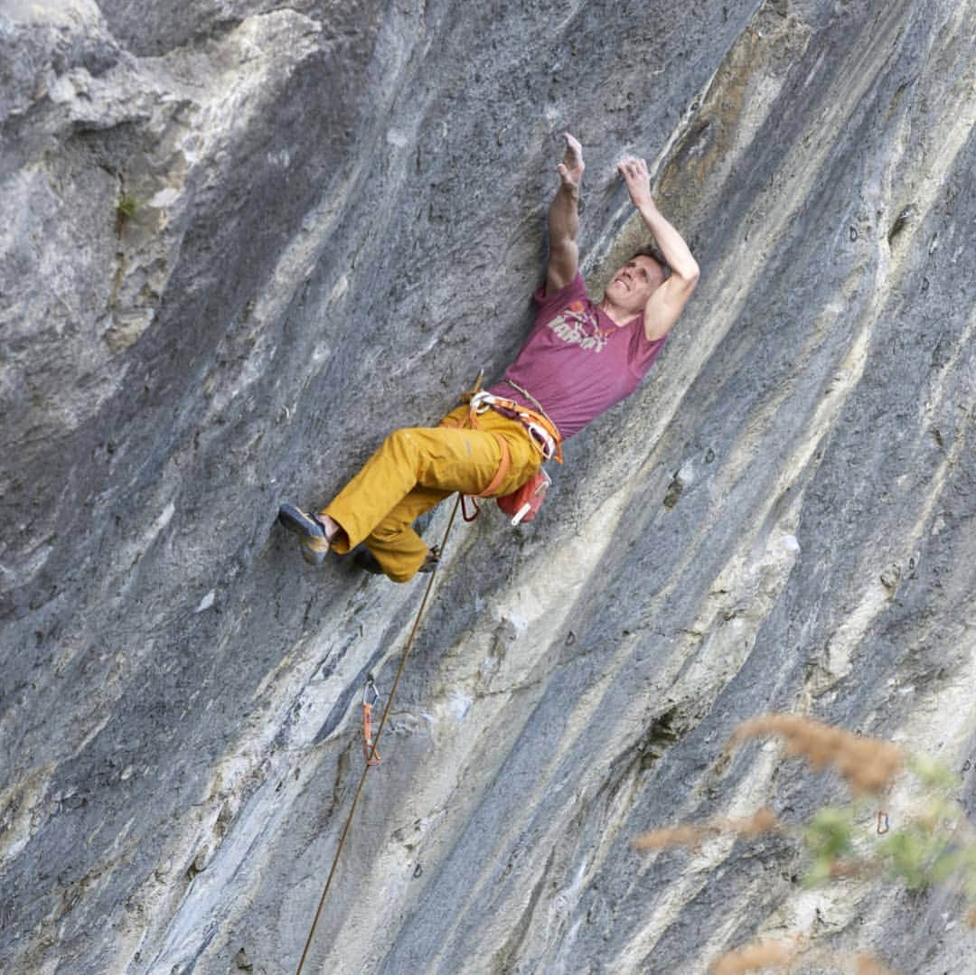 ヨルグ・バーホーベンのインスタグラム：「A touch of springtime has moved through the Alps! Ideal to reactivate rock climbing and get those fingers back to crimping hard. It seems like I wasn't the only one thinking that, and the crag was as crowded as the gym 🤯. Even though it seems like winter is back next week, it was enough to get the mood positive and the psyche high! • 📷 @michaelmeisl  @marmot_mountain_europe」