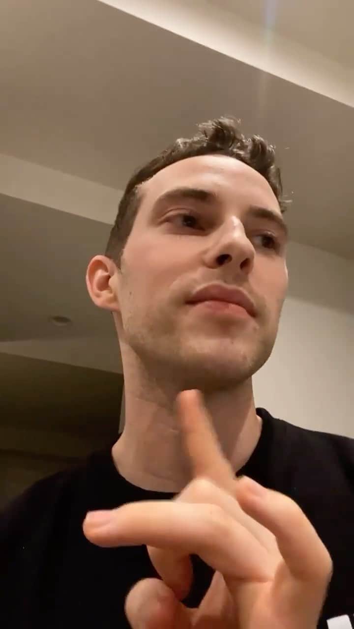 アダム・リッポンのインスタグラム：「Join me as we get sucked into a @msrebeccablack - hole. There is a minute where we start talking about 5 minute craft videos but I circle back.」