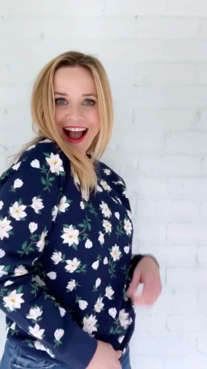 リース・ウィザースプーンのインスタグラム：「My sweatshirt game just went to a whole new level. 💫 @draperjames」