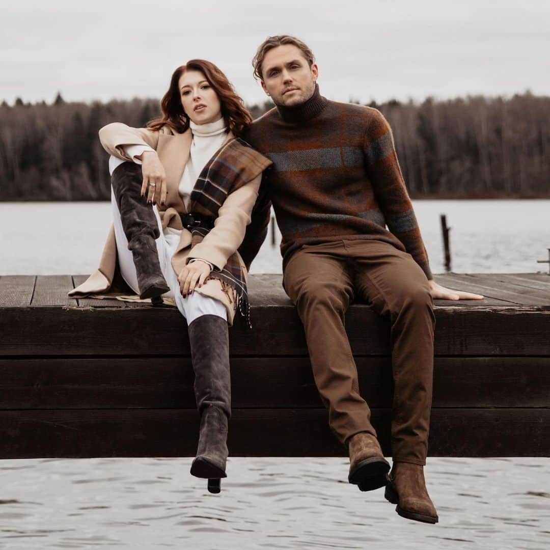 エカテリーナ・ボブロワのインスタグラム：「Долгожданное...  Интервью на портале @cosmopolitan_russia 🤗 Готовились мы к нему ещё с осени. Была потрясающая фотосессия! Спасибо супер-пупер-гипер профессионалу @fobiakate! Работать с тобой было одно удовольствие и большая честь для меня ❤️  Спасибо всей моей команде @pride.pr за поддержку в то ооочень холодное время 🥶  Ну и, конечно, спасибо моему замечательному партнёру @vs20 за то, что фотосессия с тобой – всегда счастье 🥰   Production: @a.f.production / @pride.pr Photo: @fobiakate Style: @pride.pr / @olenina_nastya / @noone_russia MUAH: @krupkina_mua  Прочитать интервью вы можете по ссылке в шапке моего профиля!  Делитесь мнением о нём в комментариях ⬇️」