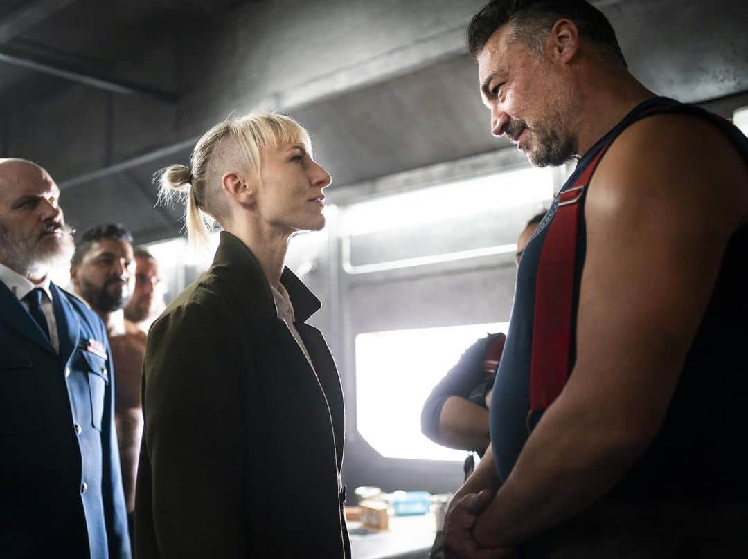 ミッキー・サムナーのインスタグラム：「New episode TONIGHT 9/8c on @tntdrama  @alekspaun 💥 @therealmikeomalley 💥 @camilleatebe 💥 @snowpiercertv」
