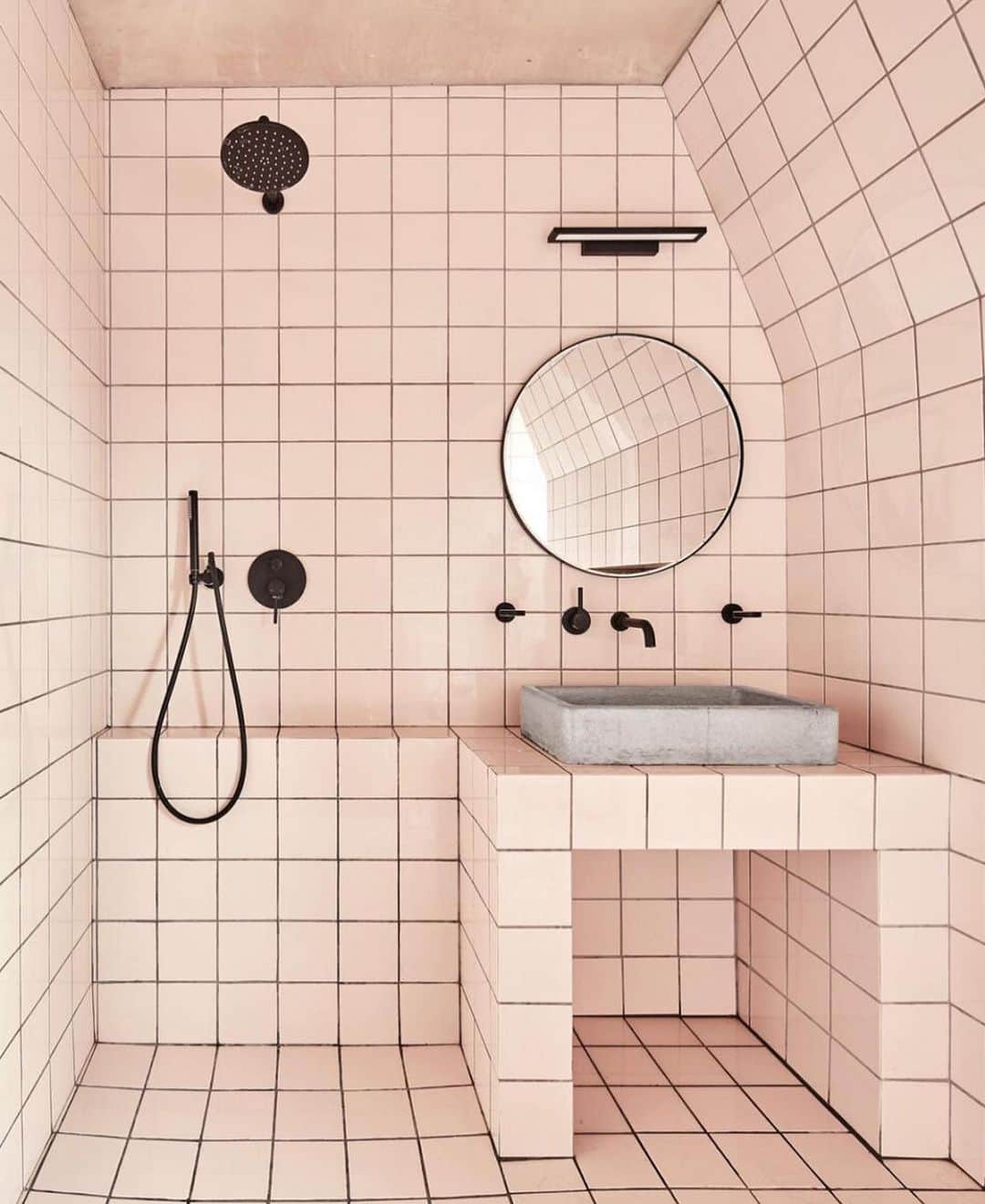 ルー・ティーズデールさんのインスタグラム写真 - (ルー・ティーズデールInstagram)「pink br of dreams 💭  . #bathroomsofinstagram @louteasdalehome」2月9日 2時51分 - louteasdale