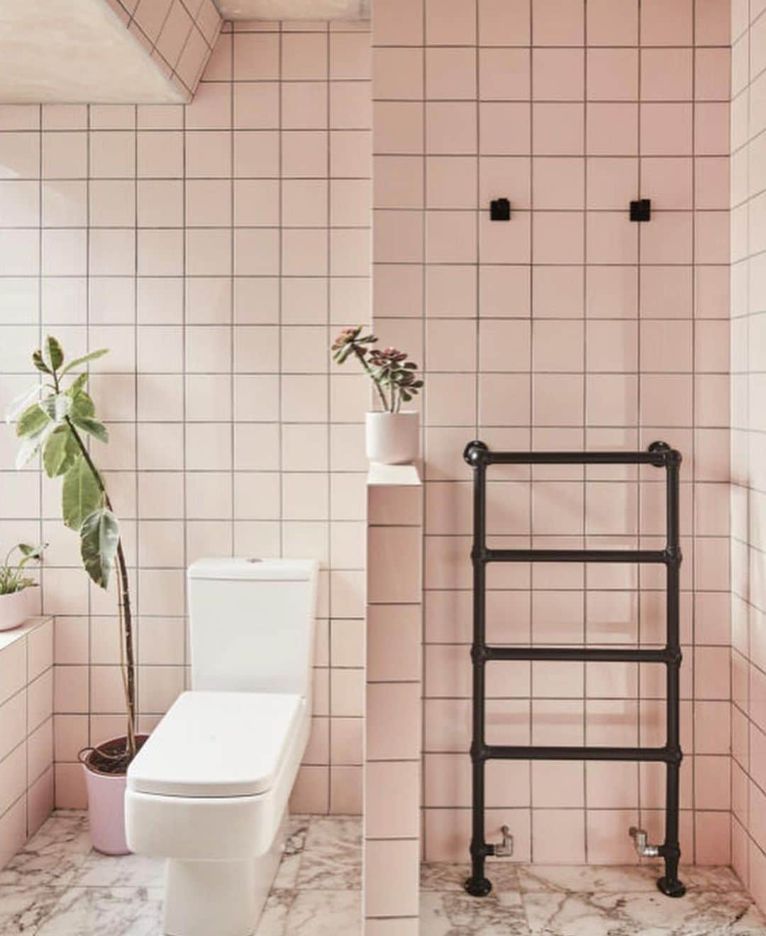 ルー・ティーズデールさんのインスタグラム写真 - (ルー・ティーズデールInstagram)「pink br of dreams 💭  . #bathroomsofinstagram @louteasdalehome」2月9日 2時51分 - louteasdale