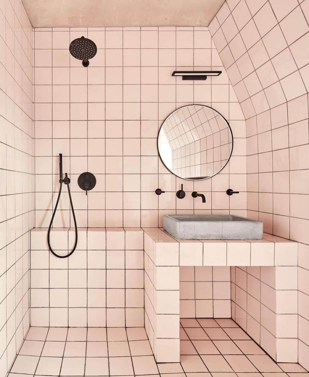 ルー・ティーズデールのインスタグラム：「pink br of dreams 💭  . #bathroomsofinstagram @louteasdalehome」