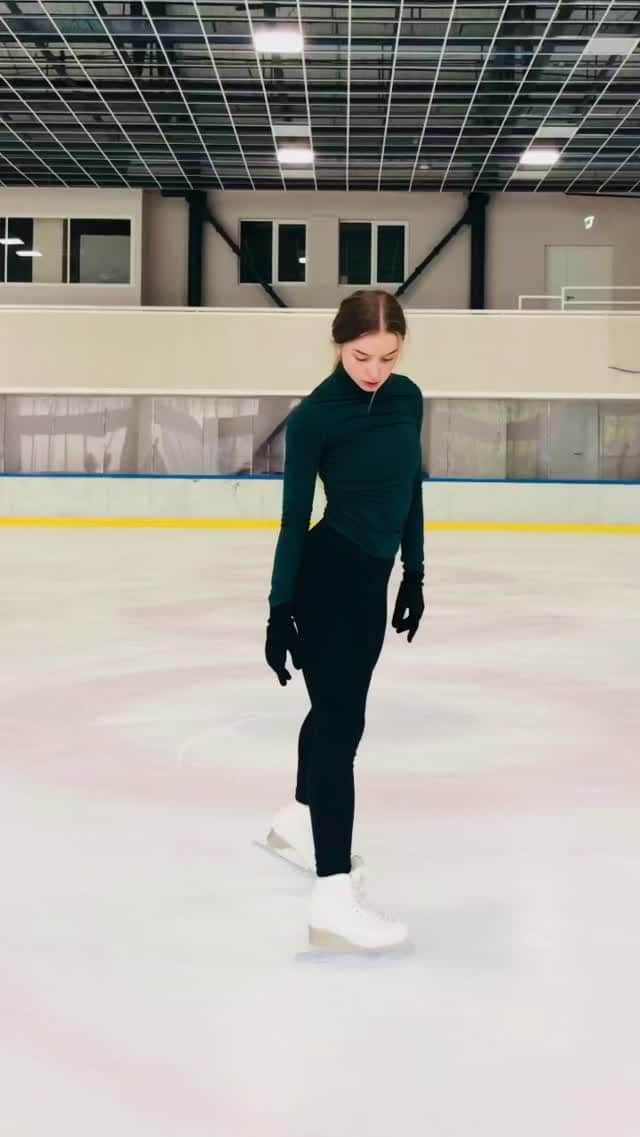 アレキサンドラ・ゴロフキナのインスタグラム：「W a i t 💚🎶  #ice #skating #choreography #wait #m83 #figureskating #training #iceskating #kaunas」