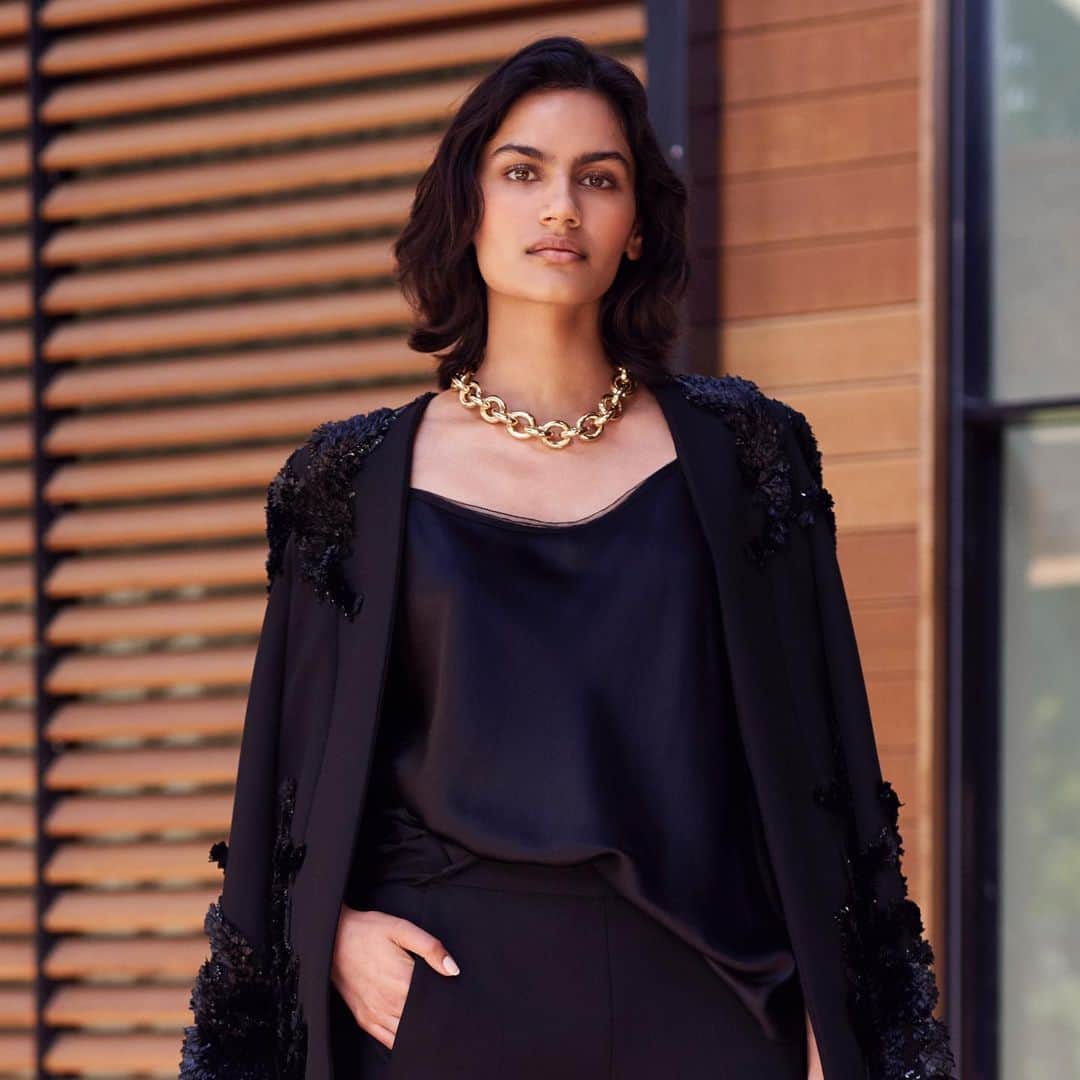 アマンダ ウェイクリーのインスタグラム：「The iconic chunky chain... glossy, indulgent and the ultimate style saviour for the year ahead   Photographer: @janlehner  Styling: @cathykasterine  Hair: @neilmoodie  Make up: @zoetaylormakeup  #chunkynecklace #goldchain #statementjewellery #chainnecklace #chunkychain」