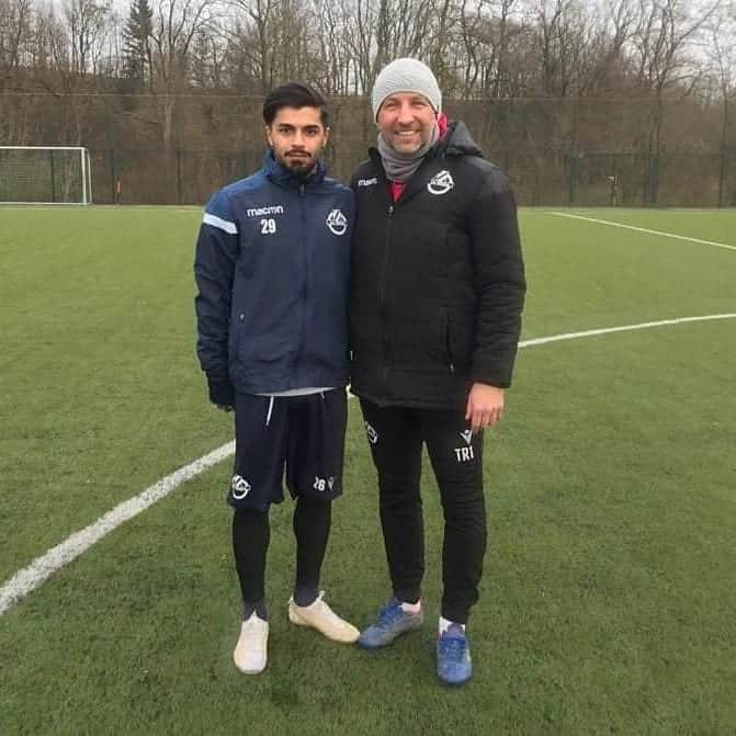 SVホルンのインスタグラム：「+++Transfernews+++ Am letzten Tag des Transferfensters verpflichtet der SV Horn drei weitere Spieler. Herzlich Willkommen Burak Yilmaz (am Foto mit Trainer Alexander Schriebl), Julian Klar und Daniel Owusu. Mehr über unsere Neuzugänge erfährt ihr auf unserer Homepage! #bepartofit #svhorn」