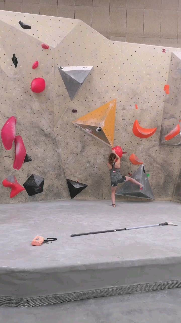 ハンナ・シューベルトのインスタグラム：「Swinging into the new week like💃 . 🎥: @celina_schoibl @austriaclimbing @heeressportzentrum @lasportivagram @mammut_swiss1862」