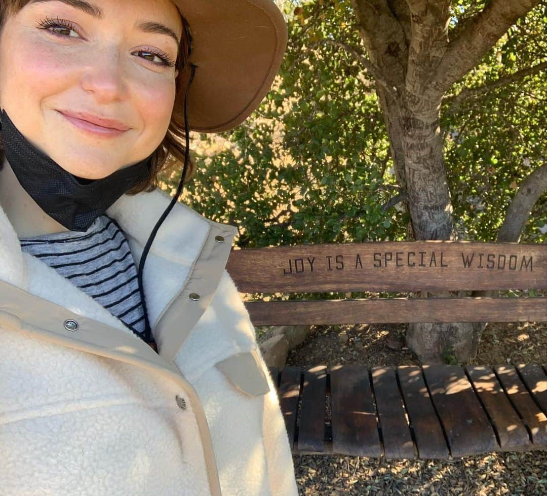 ミラーナ・ヴァイントゥルーブのインスタグラム：「Working on wisening up.」
