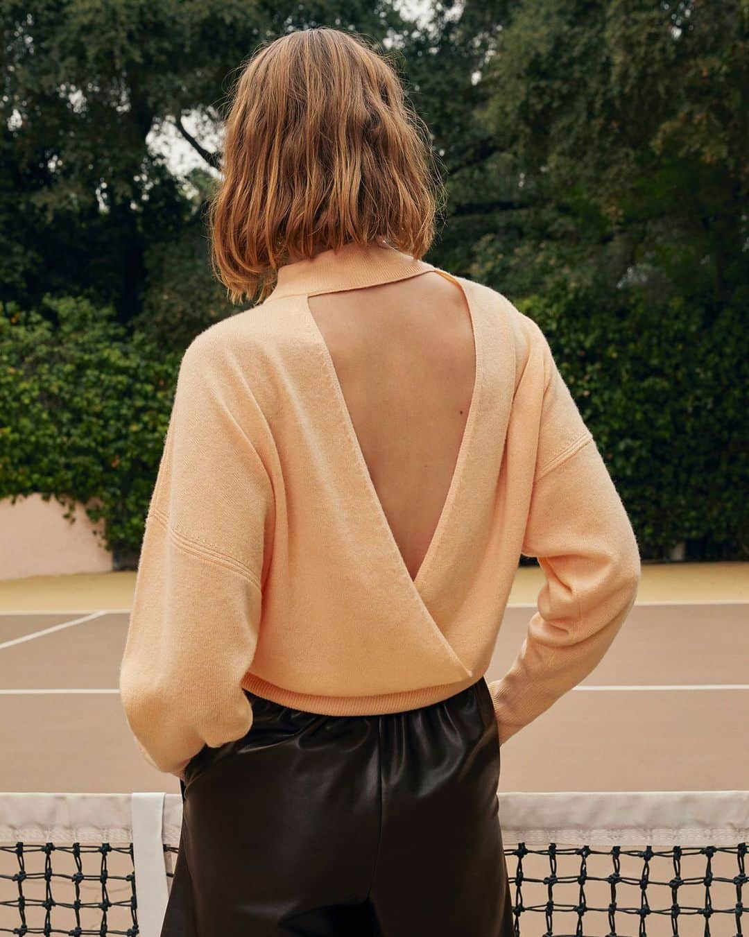 エーエルシーのインスタグラム：「The Chiara Sweater. A dreamy, lightweight cashmere in a delicate, backless silhouette.」