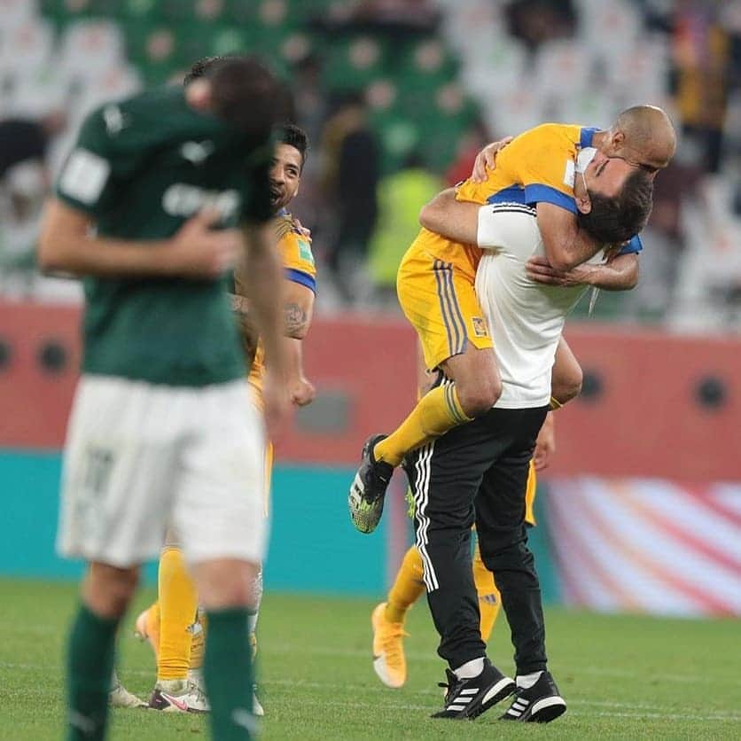 ティム・ケーヒルのインスタグラム：「Another entertaining night of FIFA Club World Cup action in Qatar. Congratulations to @clubtigresoficial on becoming the first CONCACAF team to qualify for the FIFA Club World Cup final. We also witnessed a great performance from @DuhailSC. Excited for the game between @Alahlyegypt and @FCBayern tonight in the amazing Ahmad Bin Ali Stadium. #ClubWC #Roadto222」