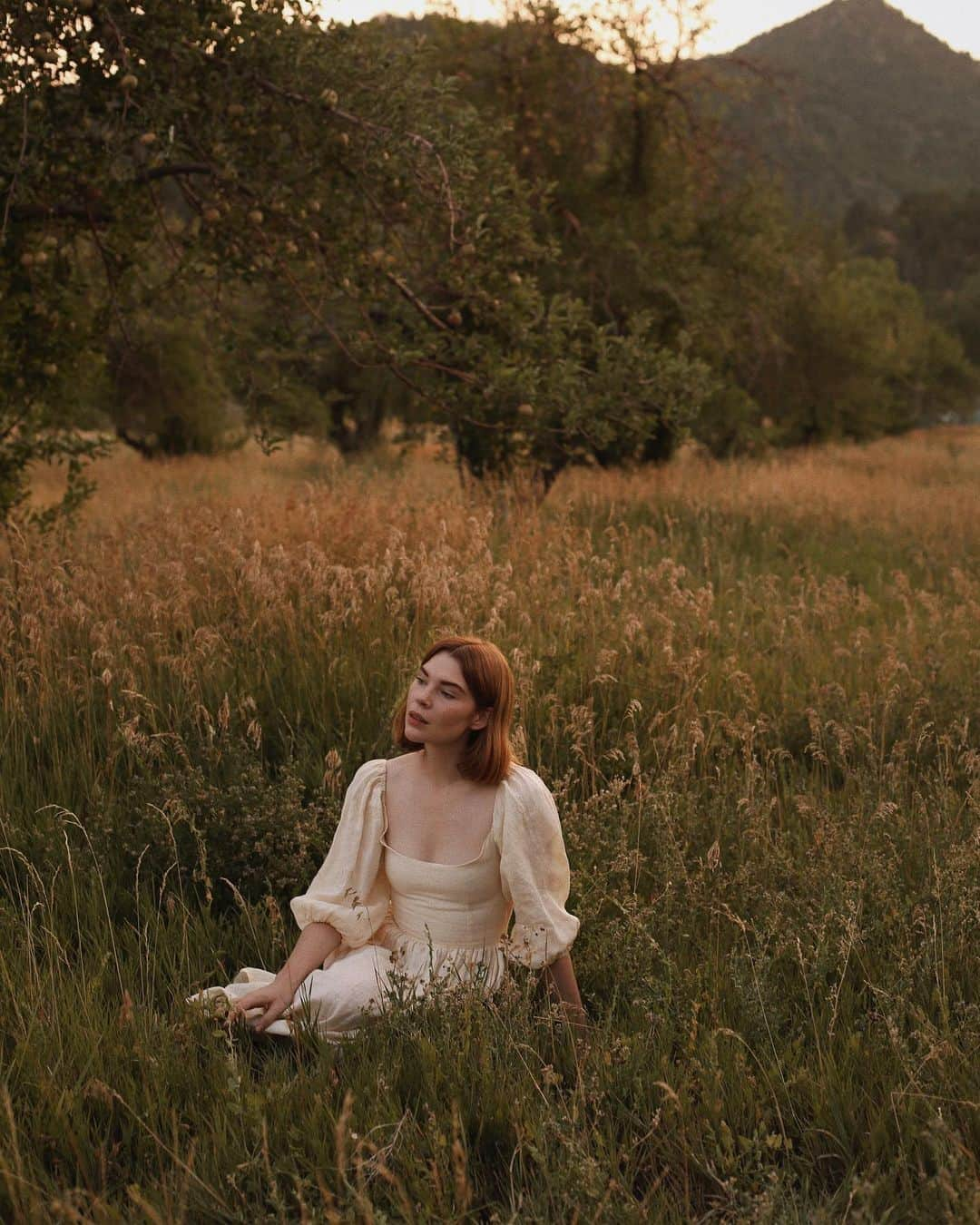 コートニー・ハルヴァーソンさんのインスタグラム写真 - (コートニー・ハルヴァーソンInstagram)「Just thinking about Spring and flowers and meadows and puffy sleeves and long walks and a little cottage in the countryside and learning how to make candles and having a garden and fresh baked bread and sitting on the porch with Eric and the sound of nothing but nature around us. Just the usual, dreaming of not living in a city.」2月9日 2時49分 - prettylittlefawn