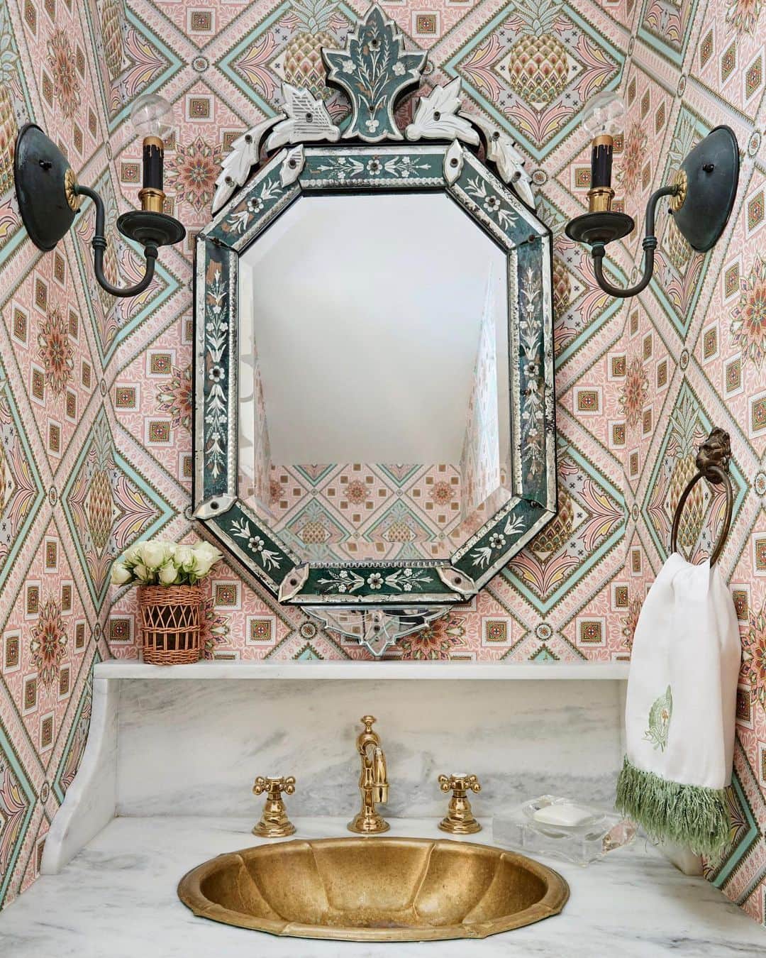 Roxy Sowlaty Interiorsのインスタグラム：「Our powder room 🍍 @archdigest  @gucci wallpaper」