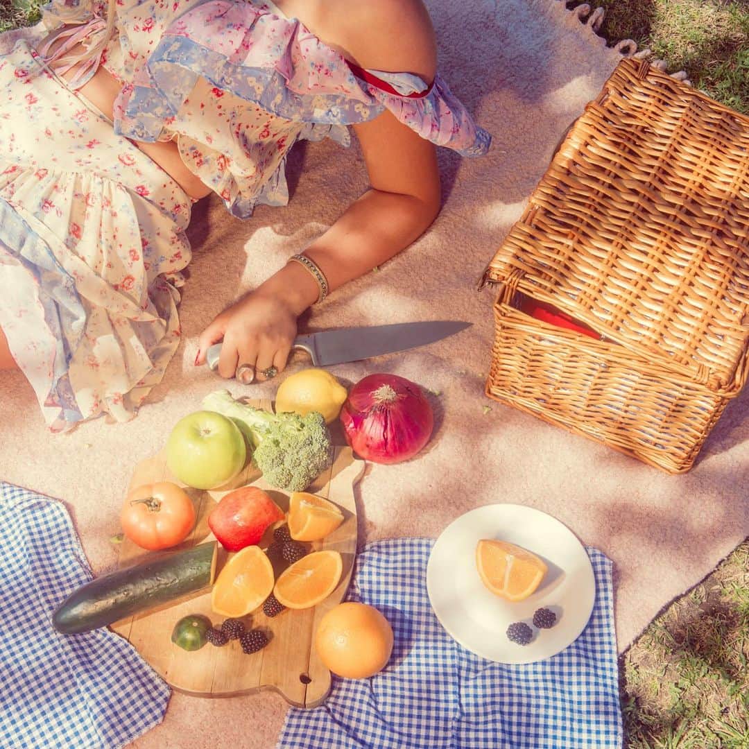 マティー・ノイズさんのインスタグラム写真 - (マティー・ノイズInstagram)「if i invited u to my picnic, would u come???? 🥺🔪🍒🍉🍇」2月9日 2時56分 - matynoyes