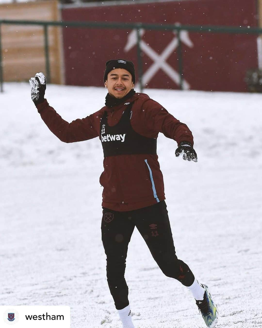 プレミアリーグさんのインスタグラム写真 - (プレミアリーグInstagram)「Target practice with @JesseLingard ❄️⁣ ⁣ #Repost @WestHam⁣ ⁣ ❄️⚒ SNOW DAY!!! ⚒❄️」2月9日 3時09分 - premierleague