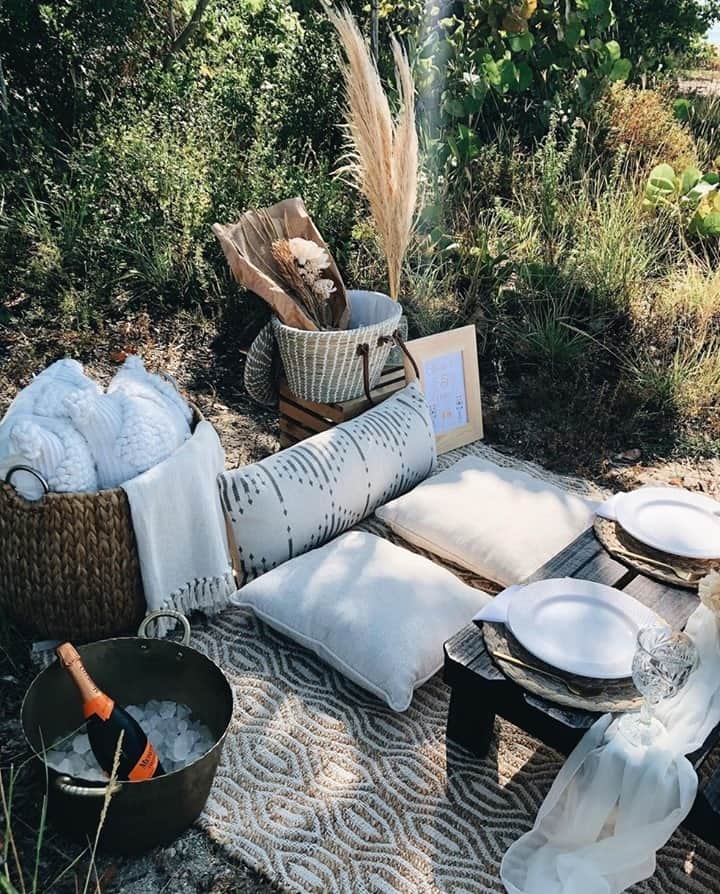 Mionetto USAさんのインスタグラム写真 - (Mionetto USAInstagram)「Valentine’s inspo anyone? Can't get more romantic-worthy than this setup from @nez.events #valentineday . . . #Mionetto #Prosecco #Mionettoprosecco #dinner #elegant #picnic #stylish #outdoor #romantic #food #cozy #love #celebration #icebucket #couple #sparklingwine #wines #bubbles #foodie #glamour #lights」2月9日 3時09分 - mionettoproseccousa