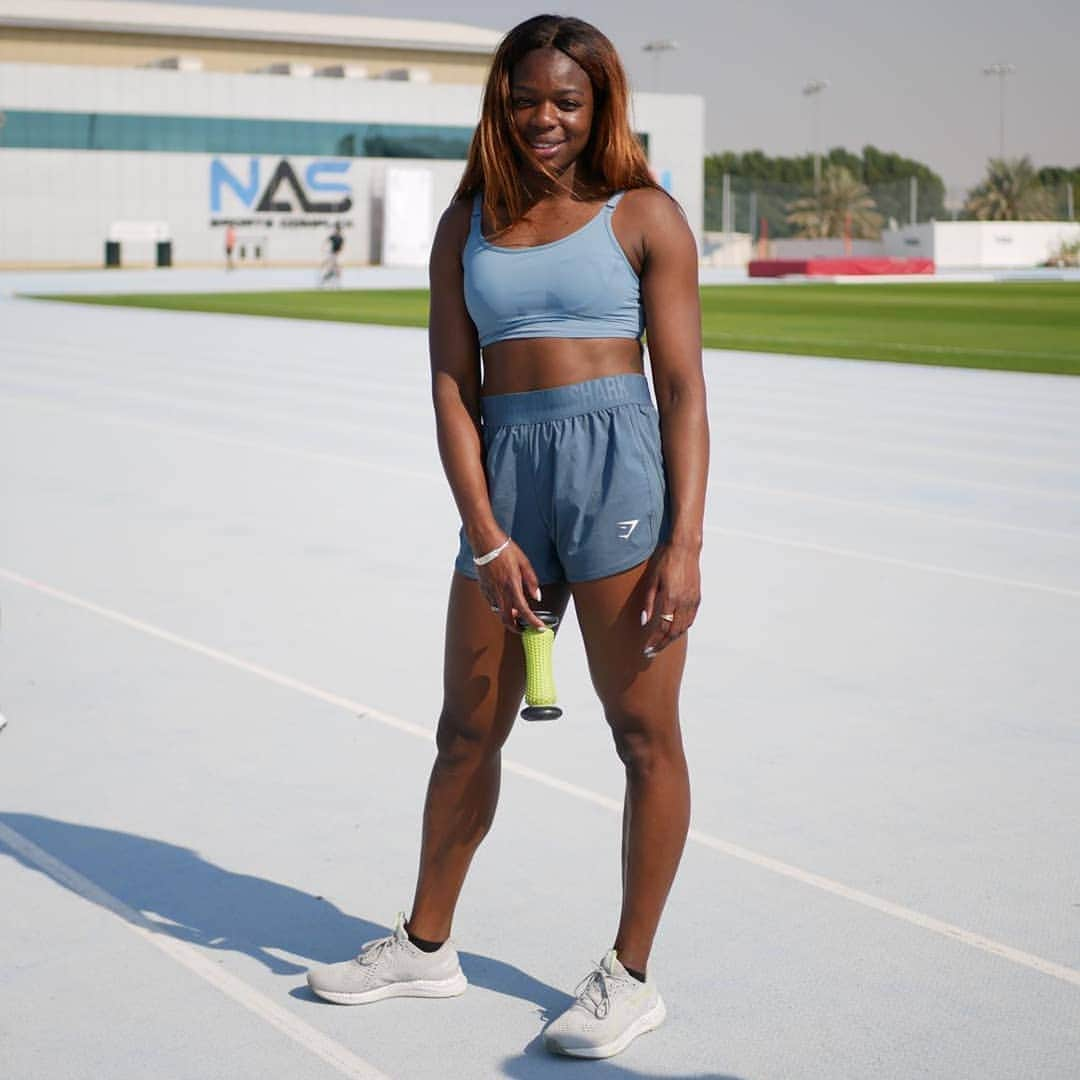 アシャ・フィリップのインスタグラム：「Yeahhhh so snow in the 🇬🇧 is great 🙄, but I'm more of a sunshine kinda gurl ☀️ 💁🏾😆⁣ ⁣ ⁣ ⁣💙🦈 @gymshark  ⁣ #Sunshine #GymsharkWomen #Smile #Athlete #TrackGirl #UK #Snowday #Fitness #Gymshark #Fitlife #Dubai #Travel #Athletics」