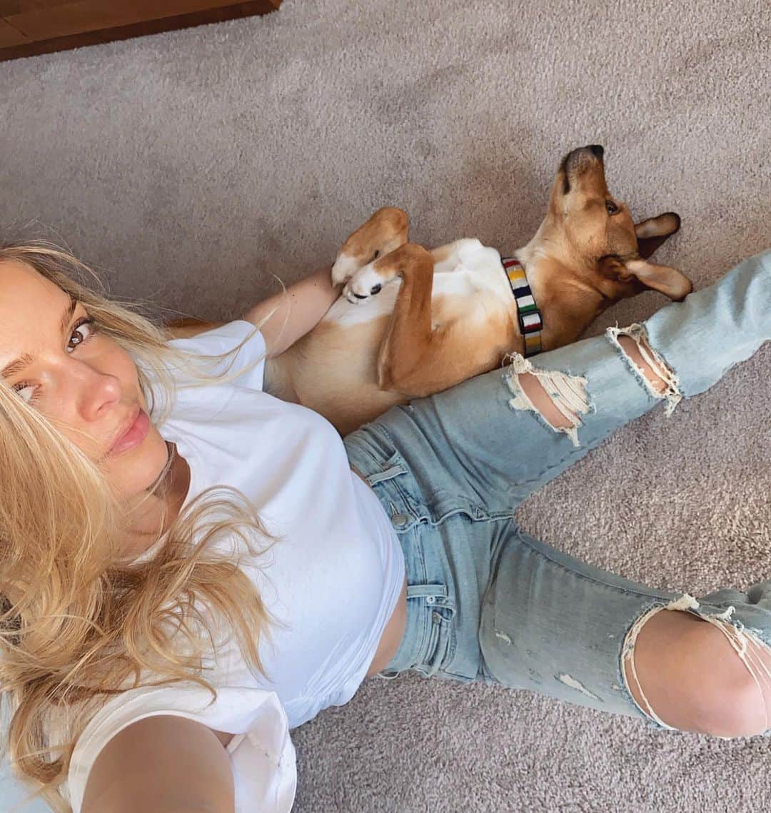 ダニエル・クヌッドソンのインスタグラム：「My main squeeze 🐾🐕 In my fav go to style  white tee and jeans @revolve @loversfriendsla @michaelcostello #revolvewinter」
