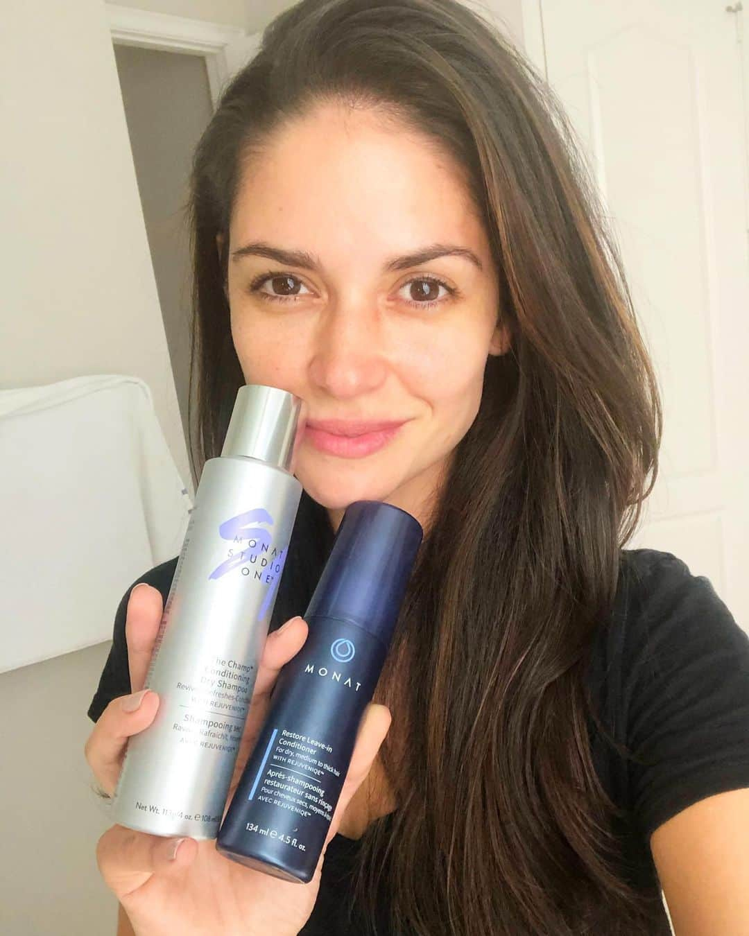 カーラ・オッサのインスタグラム：「🌟 All I need after a killer workout for a killer hair.  The Monat Champ dry shampoo and restore leave-in conditioner.」