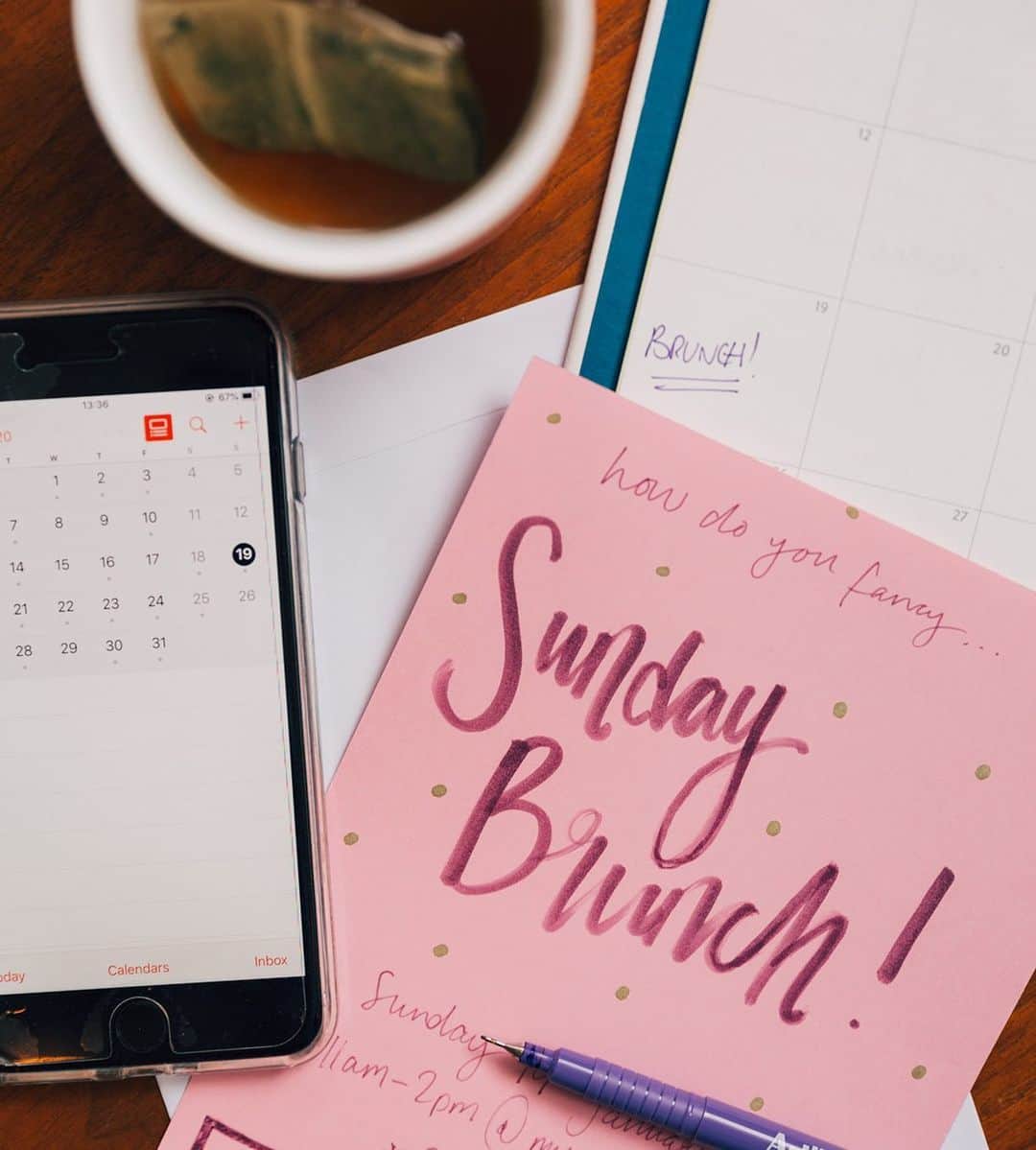 ゾーイ・サグのインスタグラム：「There’s only so much you can do with your friends when you’re holed up at home but if you’re missing the days when competing for breath around a brunch table with your prosecco-filled chums was the merry norm, then a virtual Palentine’s date will work wonders to remedy the yomo – (year of missing out). Until we can celebrate friendship IRL, find a few ideas to bring the squad together in spirit this Palentine’s Day over on zoella.com today🙌❤️」
