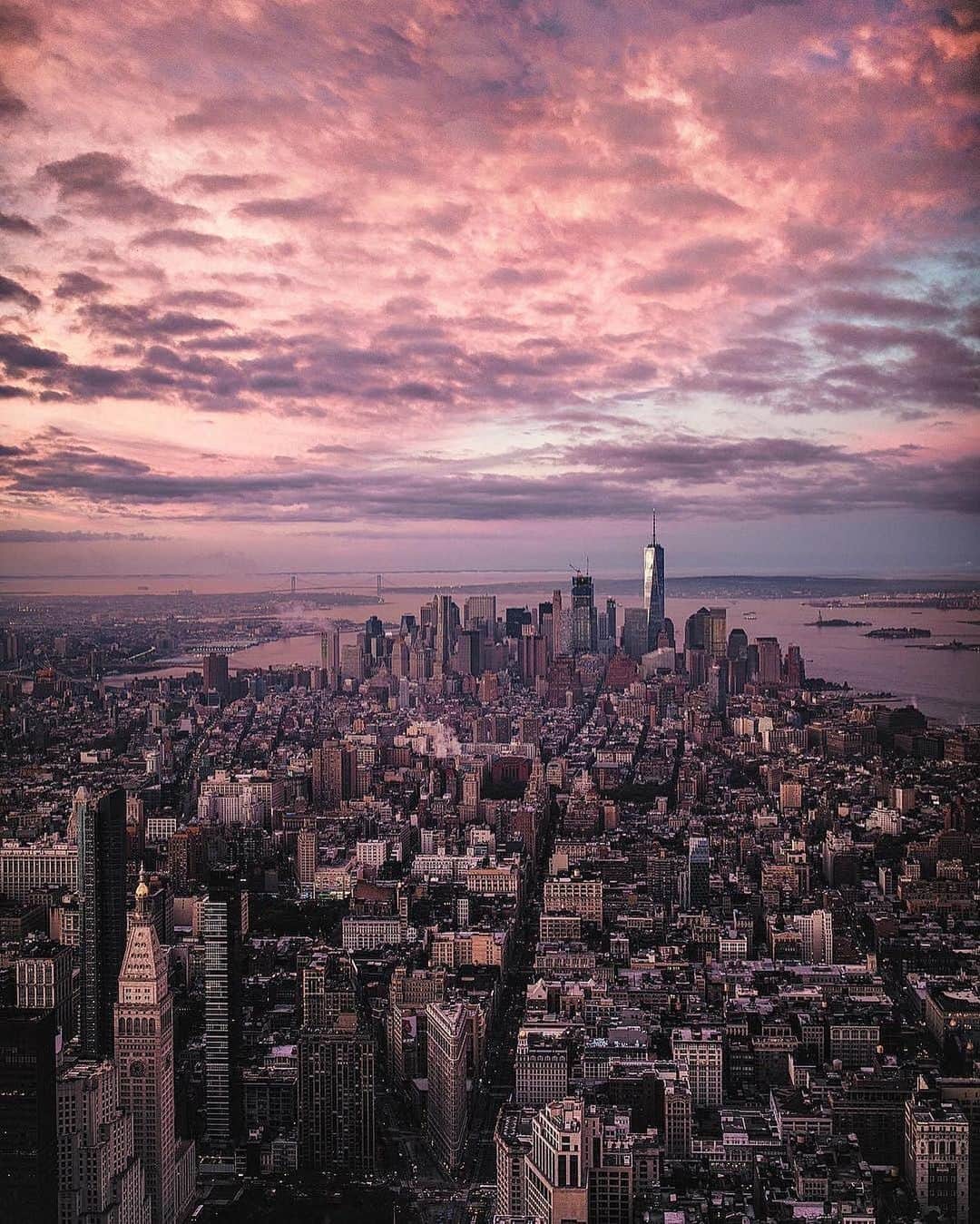 Empire State Buildingのインスタグラム：「They say imitation is the highest form of flattery, but the copies will never beat the OG.  ⠀⠀⠀⠀⠀⠀⠀⠀⠀   Experience the city’s best sunrise views on Valentine’s Day at the iconic #EmpireStateBuilding! 😉  ⠀⠀⠀⠀⠀⠀⠀⠀⠀   Tap bio link now to book!  ⠀⠀⠀⠀⠀⠀⠀⠀⠀   📷: @tomjauncey #EmpireStateBuilding」