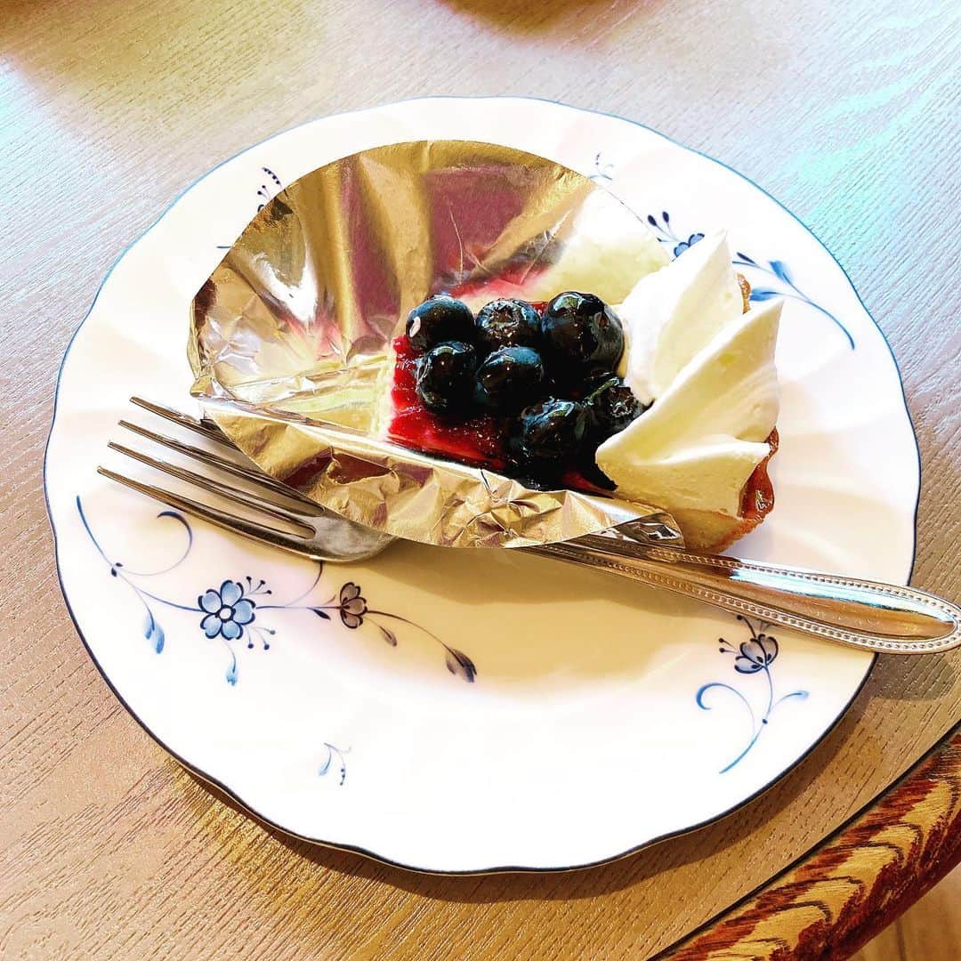 小春さんのインスタグラム写真 - (小春Instagram)「ケーキの一番大事な先っぽを食べられた。  妹に。  #小春心眼飯 #姉カメラ」2月9日 3時18分 - suttokodokkoiii
