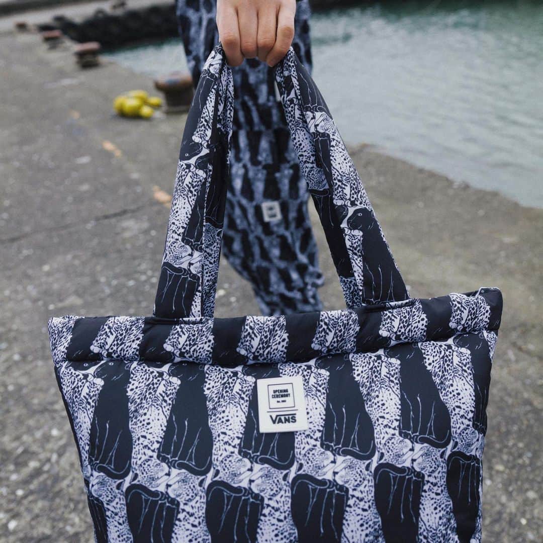 オープニングセレモニーのインスタグラム：「Vans x Opening Ceremony.  Vans and Opening Ceremony teamed up again to create the first global collection of footwear, apparel and accessories released by the two iconic brands ✨  Ah! And there is also a new patterned bag covered by snakes and leopards 👀  The collection will be available at vans.com from February 19th.」