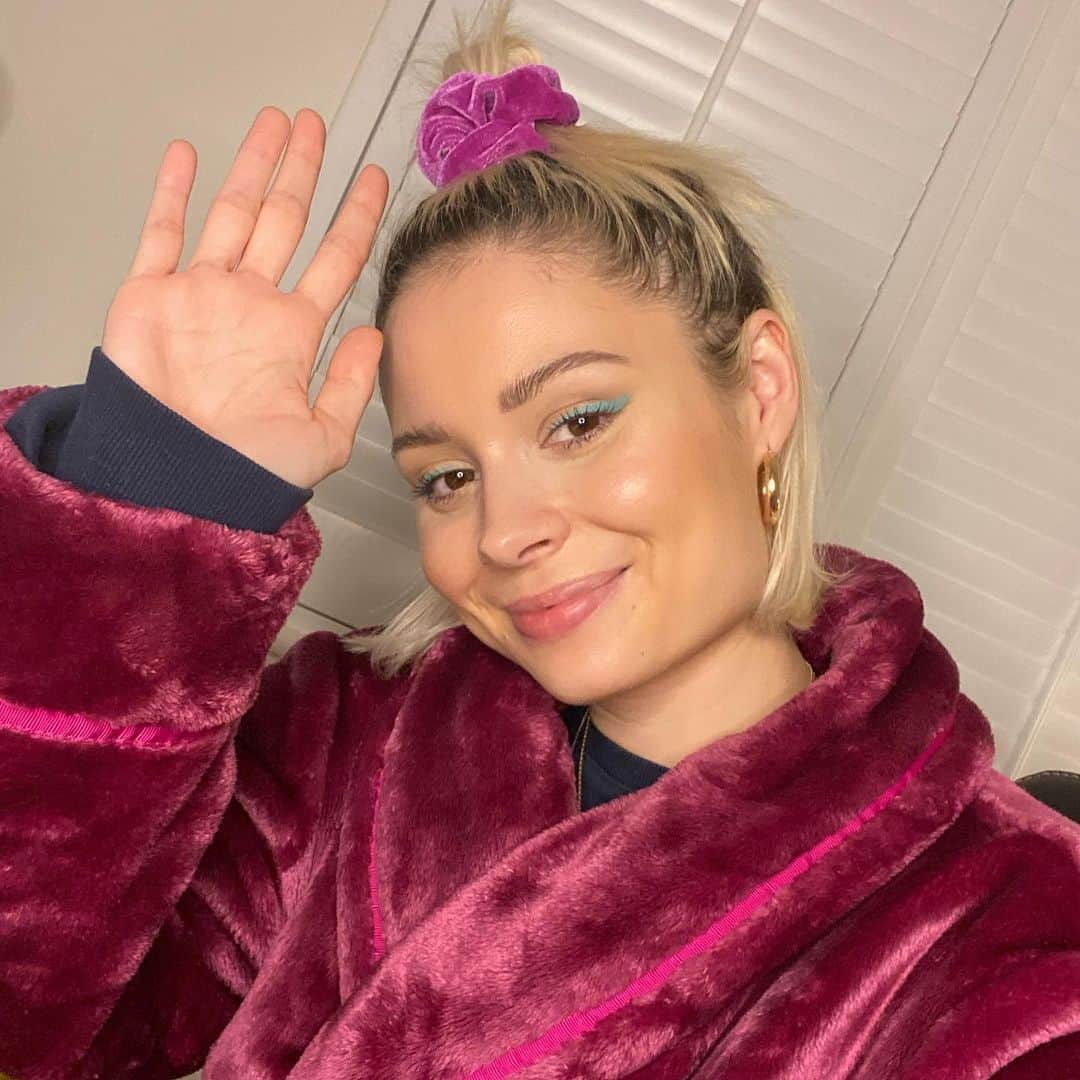 ニーナ・ネスビットのインスタグラム：「hi I’m here to dramatically announce I’m gonna have a little social media break whilst I focus on writing and being creative. I feel like social media takes up so much of my time, mindlessly scrolling etc when I could be focussing on writing for my album. I also have absolutely nothing to post cause I’m in my mum’s cat’s room everyday writing for myself and others haha. Would recommend this book course (see pic 2) for anyone creative who is a bit bored right now. Anyway, I’ll probs be back in a week lol love ya all 🖤 (I’m so excited to do stuff soon!)」