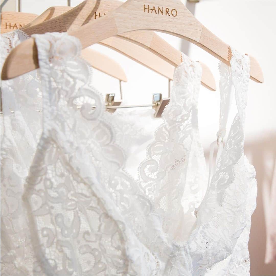 ハンロのインスタグラム：「Exceptionally feminine and delicate: the "Moments" collection 💖 Did you know that it is made of high-quality, soft French Textronic lace?  #hanro #ValentinesDay #hanrobasics #valentines #lingerie」
