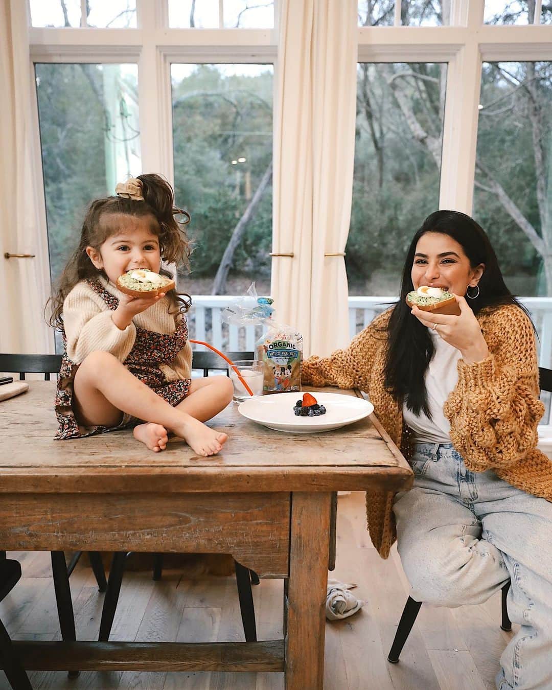 Sazan Hendrixさんのインスタグラム写真 - (Sazan HendrixInstagram)「#ad A mommy and me lunch date with my girl💛 Getting a toddler to sit down and eat a meal is no joke, but it has made me appreciate all the few times she has come to sit, eat and have sweet convos with me 💞Also, when avocado toast made with Oroweat Organic White made with Whole Wheat is on the table, she never refuses and neither do I 😆  Today’s lunch: •Half slice of toasted @oroweatbread Organic White made with Whole Wheat Bread featuring Disney's Mickey Mouse and Minnie Mouse •1/2 fresh avocado •1 hard-boiled egg •1/2 cup mixed berries • lemon infused ice water   #teenyandme @disney @mickeytrueoriginal #mickeytrueoriginal」2月9日 3時13分 - sazan