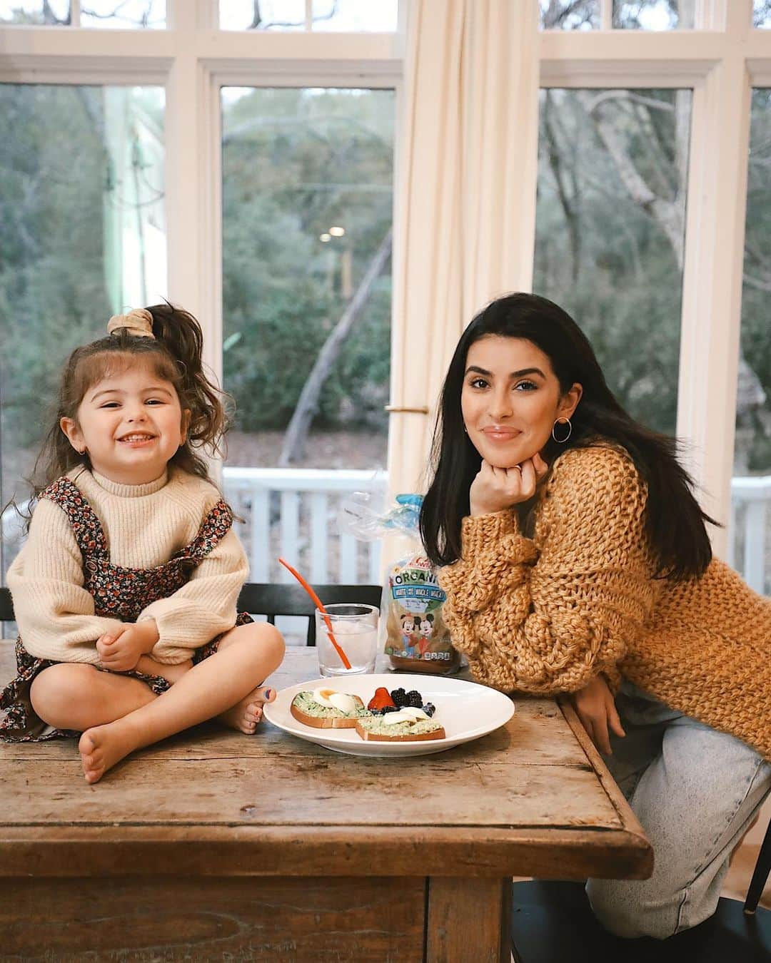 Sazan Hendrixさんのインスタグラム写真 - (Sazan HendrixInstagram)「#ad A mommy and me lunch date with my girl💛 Getting a toddler to sit down and eat a meal is no joke, but it has made me appreciate all the few times she has come to sit, eat and have sweet convos with me 💞Also, when avocado toast made with Oroweat Organic White made with Whole Wheat is on the table, she never refuses and neither do I 😆  Today’s lunch: •Half slice of toasted @oroweatbread Organic White made with Whole Wheat Bread featuring Disney's Mickey Mouse and Minnie Mouse •1/2 fresh avocado •1 hard-boiled egg •1/2 cup mixed berries • lemon infused ice water   #teenyandme @disney @mickeytrueoriginal #mickeytrueoriginal」2月9日 3時13分 - sazan