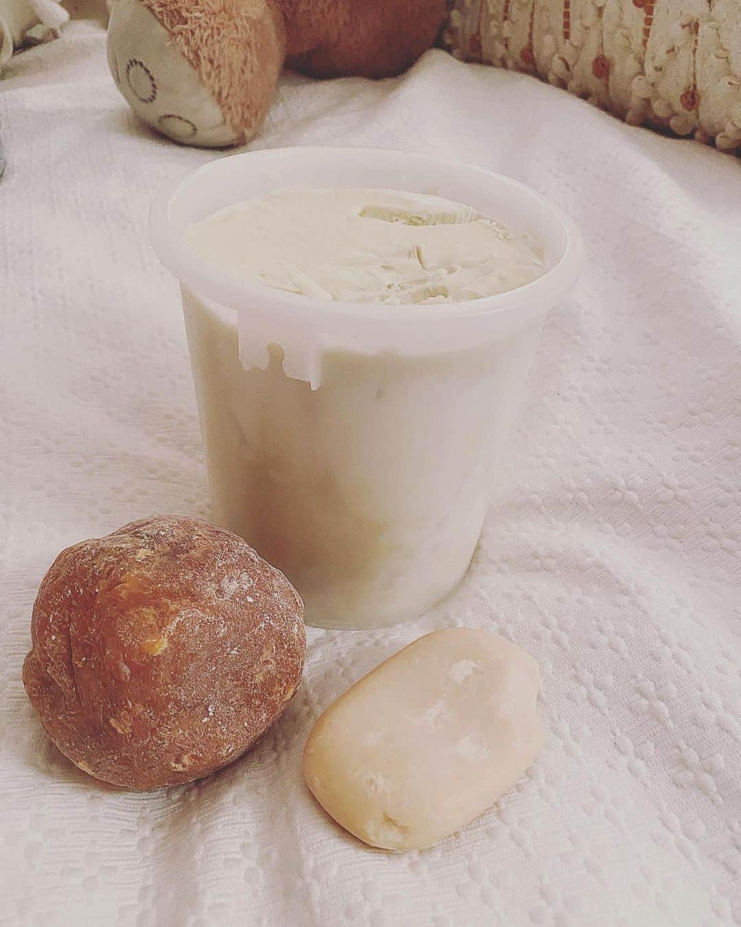 中鉢明子のインスタグラム：「100％Natutal African Shea butter for baby and mommy’s skin.  And #AfricanSoap #sheabutter #karite #skincare  赤ちゃんとマミーのスキンケアはマリから持ち帰った天然シアバター　丸いのはマリのひいおばあちゃんがくれた石鹸。娘、息子とみんな新生児の時に使ったもの。#アフリカンシアバター #シアバター #スキンケア #アフリカンソープ #新生児」