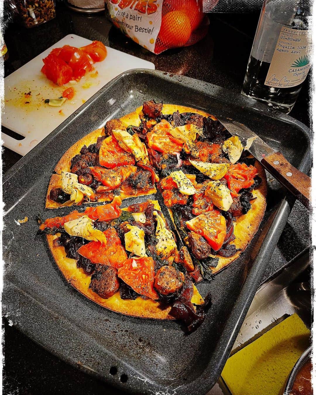 ロブ・モローのインスタグラム：「Homemade #SuperBowl55 pizza in my hotel room kitchen.  Woo Hoo #buccaneers」