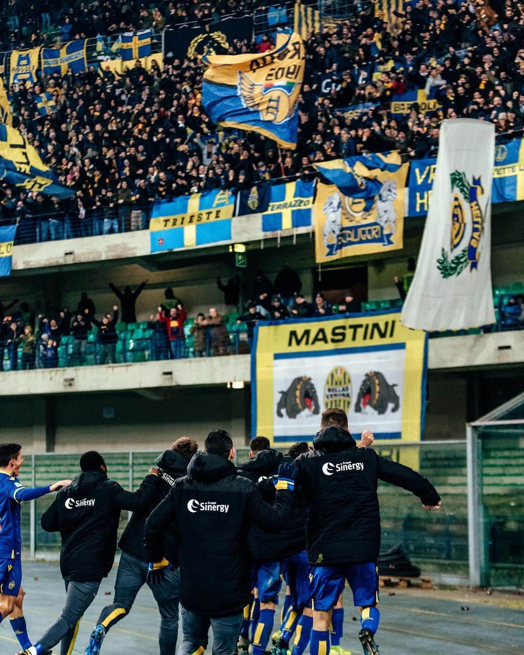 エラス・ヴェローナFCのインスタグラム：「Esattamente un anno fa trentamila veronesi assistevano all’ultima, indimenticabile, gara col pubblico disputata al #Bentegodi.   #DaiVerona #VeronaJuve」