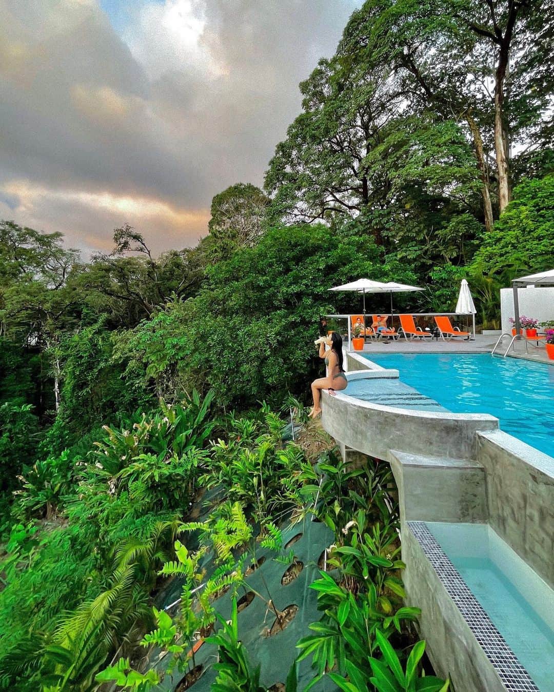 のインスタグラム：「Tag someone you would sit at @hotel_shana with and watch the sunset in Costa Rica 😍✨   ft @hopeisdopee by @brggsy #costarica #hotelshana #luxuryhotel」