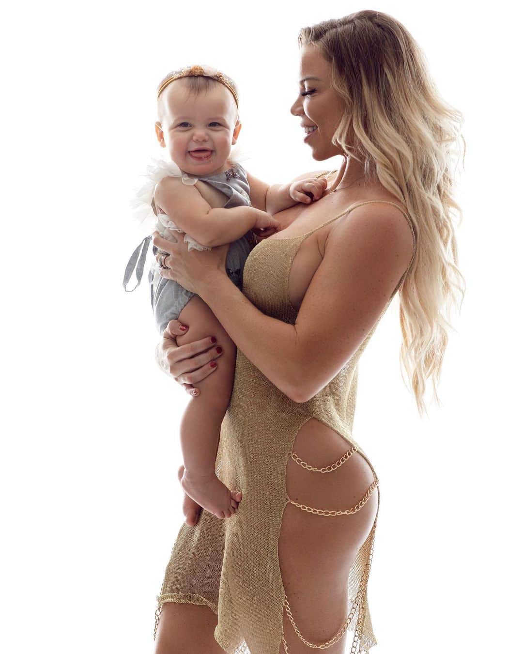 Lauren Drain Kaganのインスタグラム：「PIC 1 OR 2? @ariaskyekagan spiked her first high fever on Saturday. I’m not gonna lie, my nurse instincts kicked in, but so did my emotions lol. She was crying inconsolably around 3 in the morning. I came into her room and she was so hot, her hands which are normally cool felt burning hot, along with the rest of her body. I immediately stripped her down and took her temp. She was crying and batting the forehead thermometer away from her head when I got a 102 reading. I immediately gave her Tylenol and cooler her off. I was a little worried she might be higher since she wouldn’t sit still and her hands and feet along with the rest of her body were burning up. But my readings kept saying 101.9 or lower. It dropped to 100 after Tylenol. She had her 12 month vaccines on the previous Wednesday so maybe it was just her immune system reacting? I called her pediatrician and he confirmed that’s it. She has continued to have a temp of 101-102 for the last couple of days we have been able to control with Tylenol. She hasn’t had any cold or Covid symptoms. She is acting normal besides being sleepy and having a low grade fever. Despite her feeling under the weather, she has been so cuddly with me the last few days. She’ll crawl to me anywhere and just sit in my lap petting me or her little plushy toys. I’m keeping her hydrated, her temp controlled and giving her all the cuddles. I never imagined that moments like this would make me realize that being your Mama is the best feeling in the world, my darling. I’m also so grateful I have my nursing background so my instinctual panic and care for you can turn into quick action. Surprisingly, she is more calm and cuddling now than normal. I had this preconceived notion she would be super inconsolable or fussy the first time she spiked a temp or got sick. Instead, started doing these upside down downward dog yoga moves daily now 😂. What a sweet funny little baby. She surprises me everyday. 🥰🌡💊😘」