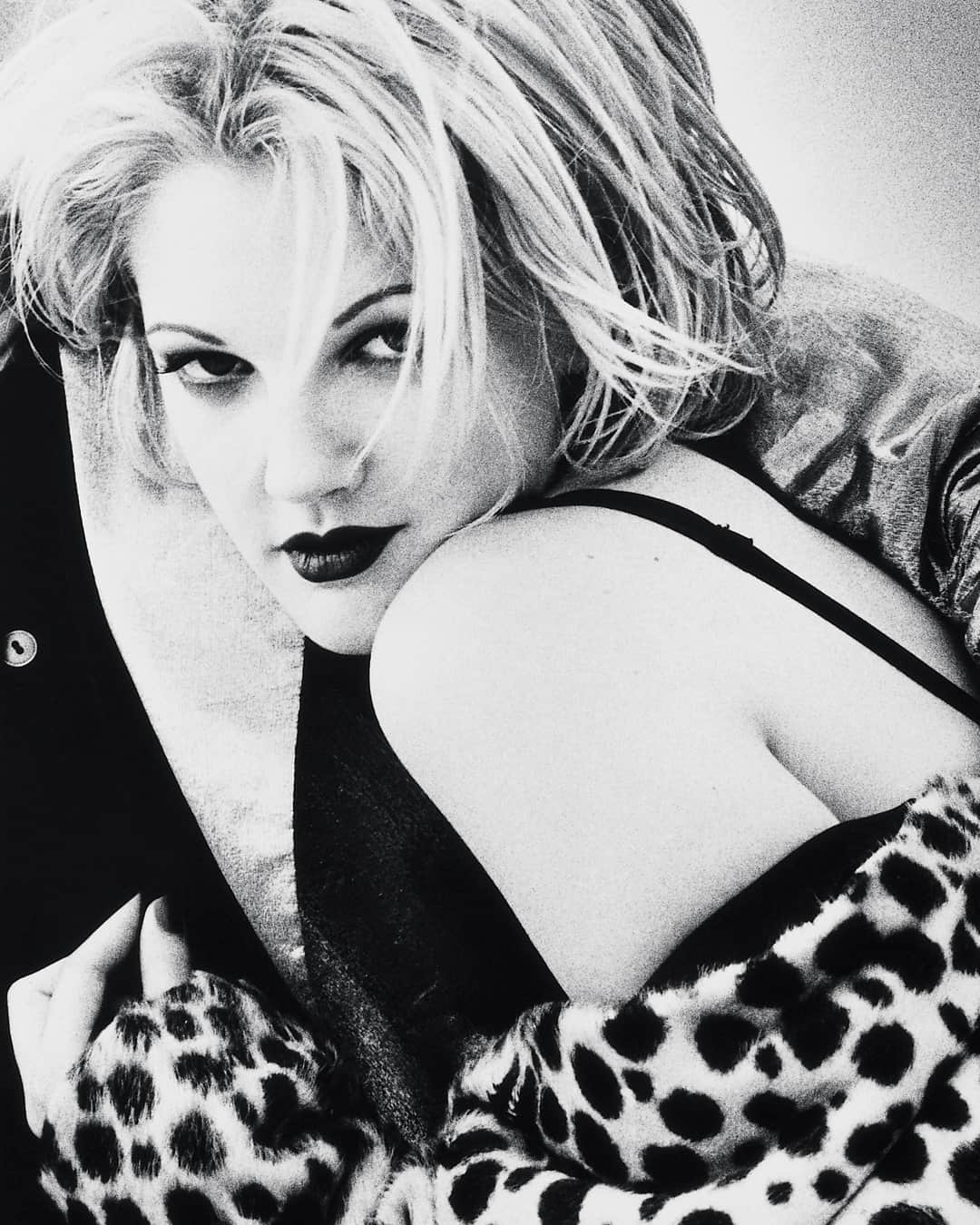 ゲスのインスタグラム：「@drewbarrymore's 1993 GUESS campaign 🖤 head to @guessoriginals for an exclusive announcement w/ @pleasures #LoveGUESS」