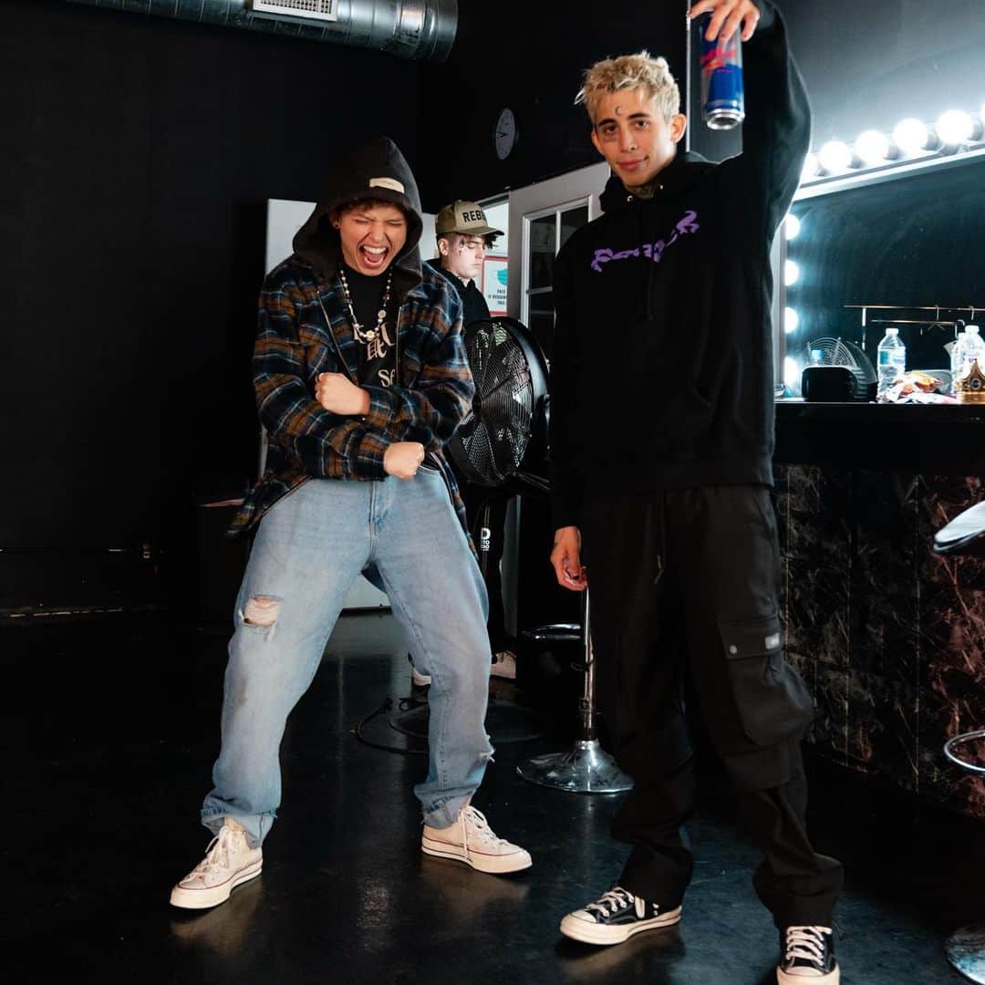 のインスタグラム：「what could the 3 of us be doing together?  YT & BBQ CHIPS music vid coming 🔜」