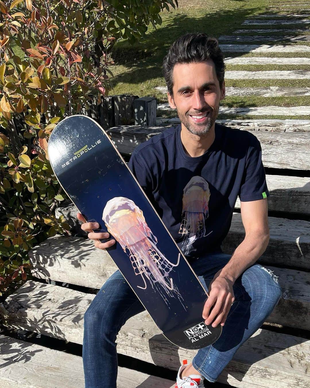 アルバロ・アルベロアのインスタグラム：「No es que sea Tony Hawk ahora sino que unos buenos amigos han creado una marca de skate, con diseños muy chulos y grandes mensajes de concienciación social. Les he dicho que se tiren el rollo y me pasen un código de esos de descuento en plan influencer. 😂🤟🏼código: skate 🛹 ¡Espero que os guste! #metropollie」