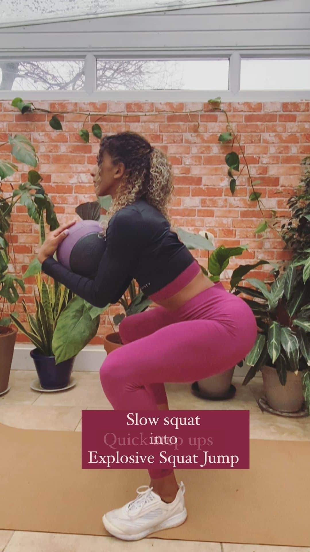 Laviai NIELSENのインスタグラム：「Leg Day 🔥   As promised, here are some power exercises that my coach and I came up with this week during my 10 day self isolation 😴⏳ You can do these at home with little equipment required (I used a MB, feel free to do the same, or just body-weight, or anything else of your choice).   Start with 30secs of each exercise, as many sets as you wish 🙌🏽  🔖Save this for the next time you need a fun at-home leg killer workout!」