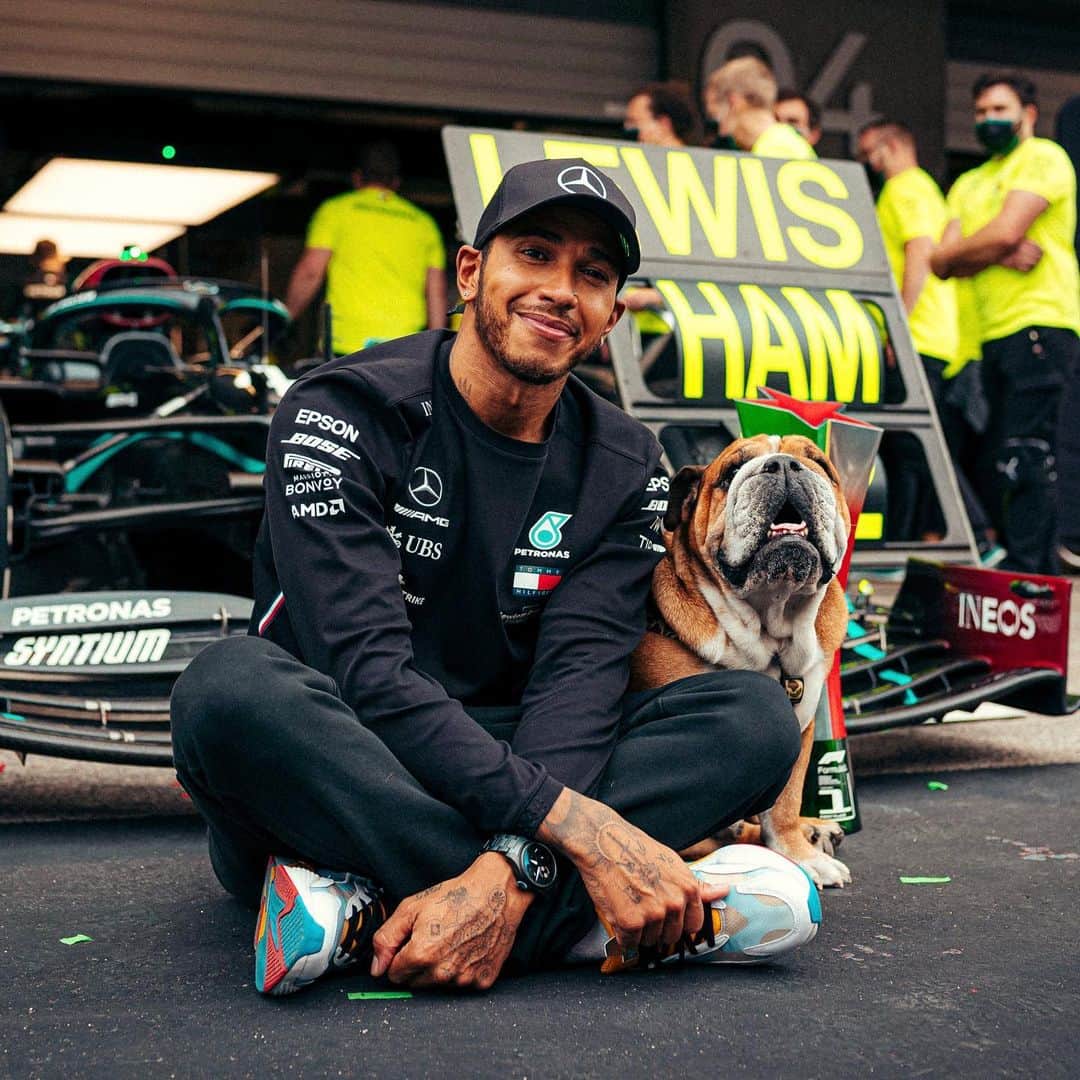 MERCEDES AMG PETRONASさんのインスタグラム写真 - (MERCEDES AMG PETRONASInstagram)「All smiles 😊 Hit that ❤️ if you're delighted to have LH back for another year! @lewishamilton」2月9日 3時47分 - mercedesamgf1