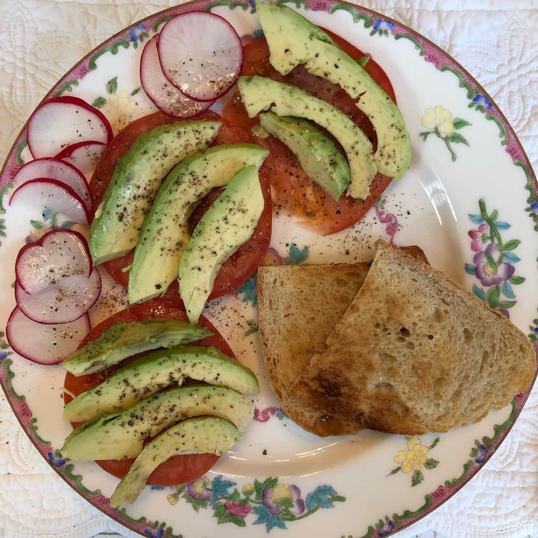 スーザン・ルッチさんのインスタグラム写真 - (スーザン・ルッチInstagram)「Starting the week off right—the balancing act!  After last night’s Super Bowl indulgence—healthy breakfast at home—my favorite avocado toast!!!Beefsteak tomato slices, topped with avacado , thinly sliced radishes for crunch (all organic), salt and pepper and sour dough toast!!!  #yumyumyum」2月9日 3時49分 - therealsusanlucci