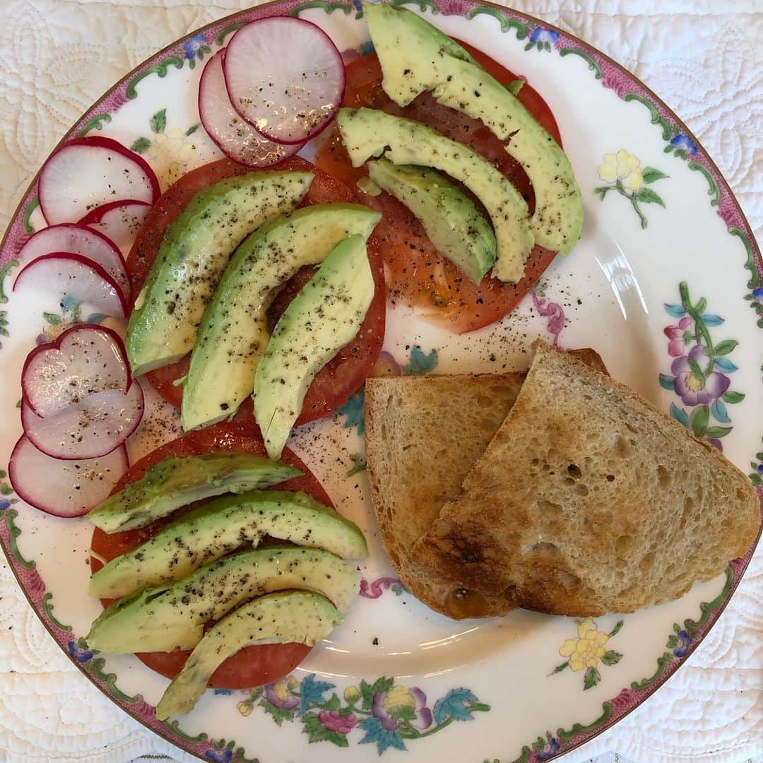 スーザン・ルッチのインスタグラム：「Starting the week off right—the balancing act!  After last night’s Super Bowl indulgence—healthy breakfast at home—my favorite avocado toast!!!Beefsteak tomato slices, topped with avacado , thinly sliced radishes for crunch (all organic), salt and pepper and sour dough toast!!!  #yumyumyum」