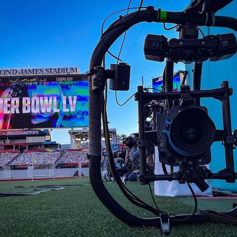 Sigma Corp Of America（シグマ）さんのインスタグラム写真 - (Sigma Corp Of America（シグマ）Instagram)「Some #SIGMA gear made an appearance at the big game last night!  Our SIGMA 28mm F1.4 DG HSM Art was at field level, rigged up to a Sony VENICE cinema camera, getting some sweet shallow DOF shots.  **********  Reposted from @redrockmicro  Check out @jaymash49 this weekend for #superbowl coverage. This is the first time ever that the #sonyvenice will be used live for #shallowdepthoffield coverage.  #kansascitychiefs #tampabaybuccaneers #superbowl2021 #superbowllv #cbssports #movipro #sigma28mm」2月9日 3時57分 - sigmaphoto