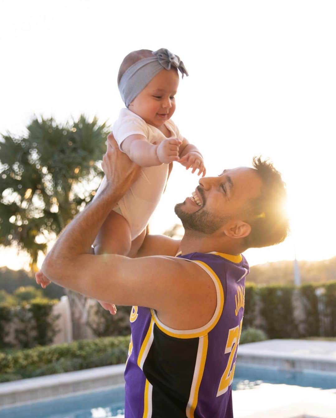 Anwar Jibawiのインスタグラム：「I’m definitely her favorite uncle」