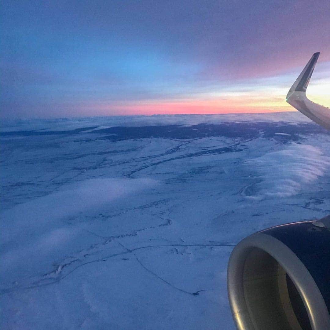 デルタ航空のインスタグラム：「Honesty hour: "Today I opened my @delta app just to look at it."  Raise your hand if you've done the same. ✋  Photo: @my.house.of.5」