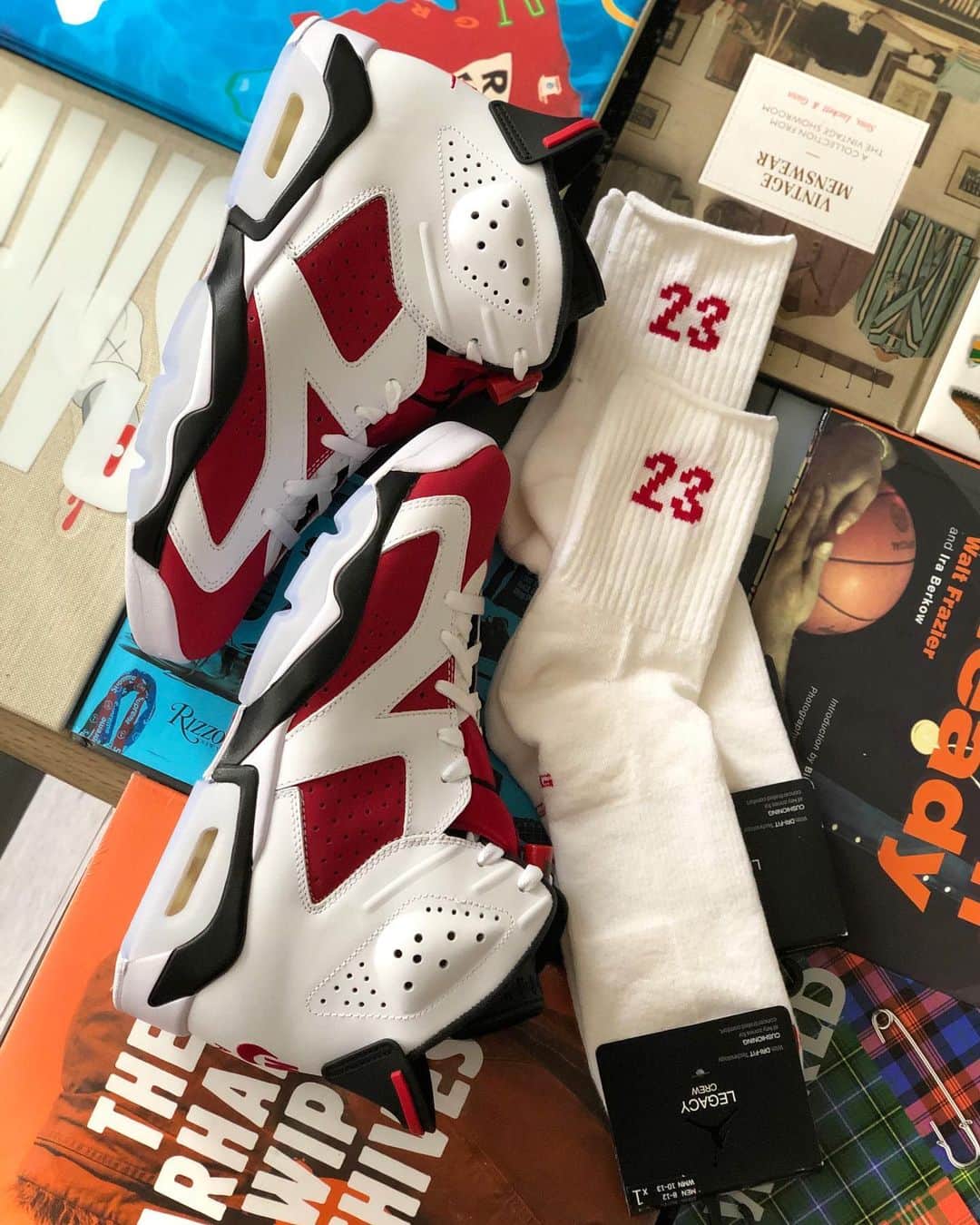 Mr. Tyさんのインスタグラム写真 - (Mr. TyInstagram)「When I think of the Carmines I think of MJ rocking the 23 socks in the games. So when @chilewillie told me the socks were back, I had to get the shoes. I wasn’t going to miss out on the Carmine sock and shoe combo- these were a must.   Thanks @champssports for having these around🙏🏾. Link in my IG story.  #ijustlikeshoes #theshoegame #kicksonfire #complexkicks #jordandepot #jordansdaily #jordan6 #nikeair #inmyjs #aj6 #airjordan6 #jumpman #complexkicks #sneakerplaats #carmine6s」2月9日 4時03分 - regularolty