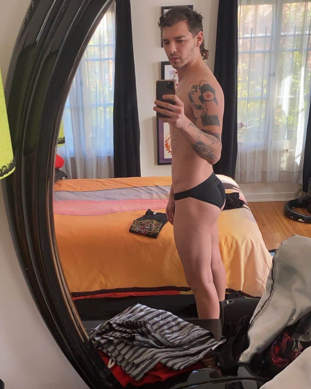 ヴァイオレット・チャチキのインスタグラム：「Good morning 🌞」