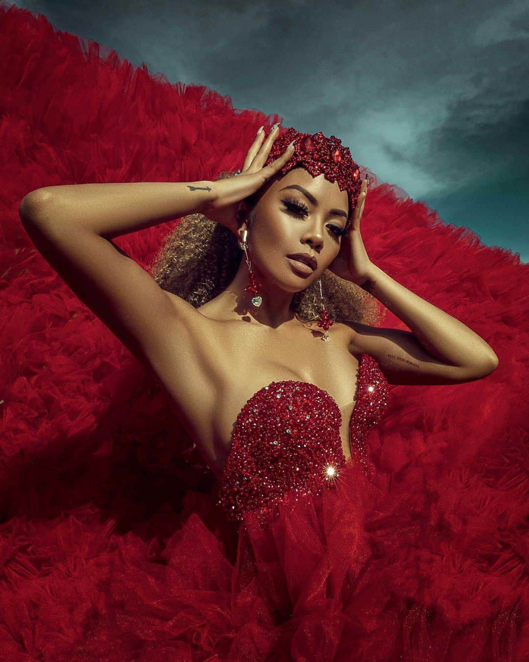 リアン Vのインスタグラム：「Keep your head up Queen! Don’t let your crown fall ❤️👑   Shot by: @shotbygiftedmindset  Styled by: @winniestackz  Dress: @albinadylaofficial Makeup: @makeupbydion Hair: @iam_whatshername_」